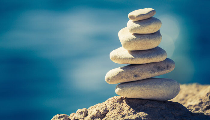 Gestapelte und gut balancierte Steine: Ein Symbol für die Work-Life-Balance bei inside